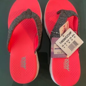 Skechers flip flops size 6 NWT